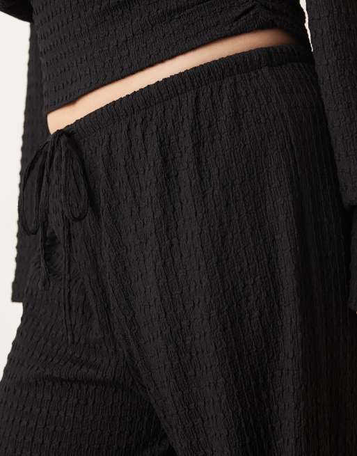 ASOS DESIGN Curve – Strukturierte Hose in Schwarz mit weitem Bein und Bindedetail an der Taille, Kombiteil, 3 von 5