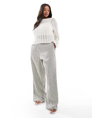 ASOS DESIGN Curve - Strukturierte Hose mit schwarz-weißen Streifen, geradem Bein und elastischem Bund-Braun