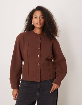ASOS DESIGN Curve - Strukturierte, taillierte Strickjacke in Schokobraun mit Schulterpolstern und Rundhalsausschnitt-Bro...