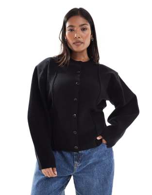 ASOS DESIGN Curve - Strukturierte, taillierte Strickjacke in Schwarz mit Schulterpolstern und Rundhalsausschnitt