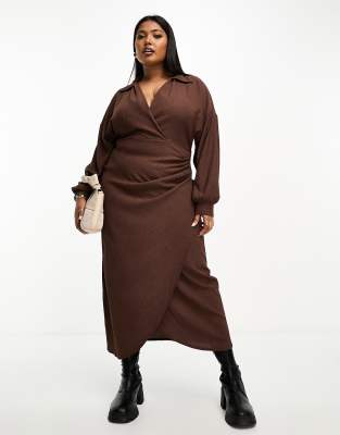 ASOS DESIGN Curve - Strukturiertes Midi-Wickelkleid in Braun mit Kragen-Brown