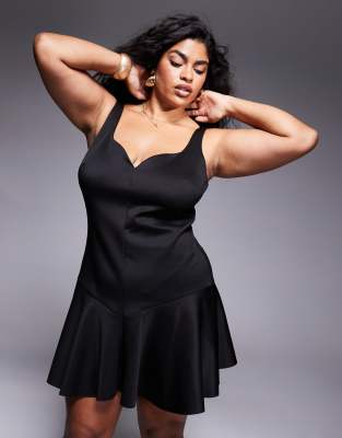 ASOS DESIGN Curve - Strukturiertes Minikleid in Schwarz mit Herzausschnitt und Schößchensaum