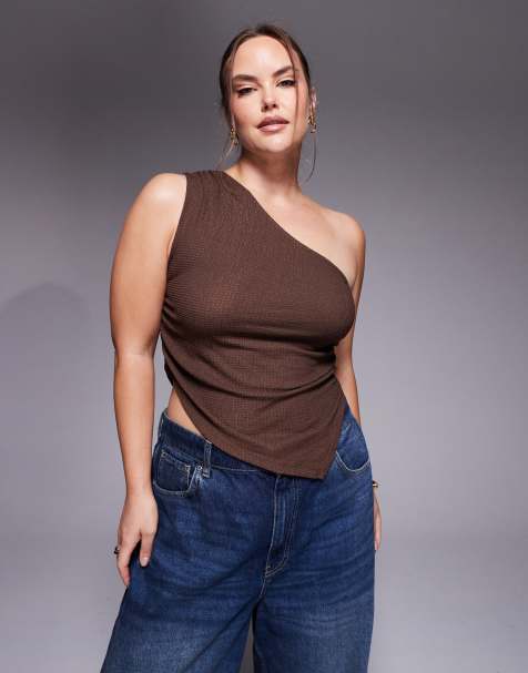 ASOS DESIGN Curve – Strukturiertes Oberteil in Schokobraun mit One-Shoulder-Träger und Raffung - view 1