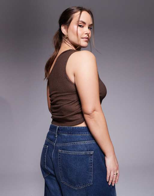 ASOS DESIGN Curve – Strukturiertes Oberteil in Schokobraun mit One-Shoulder-Träger und Raffung, 3 von 4