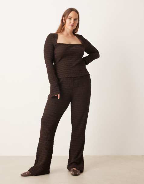 ASOS DESIGN Curve – Strukturiertes Set in Schokobraun, bestehend aus Oberteil mit eckigem Ausschnitt und ausgestellten Ärmeln und Schlaghose mit hohem Bund - view 1