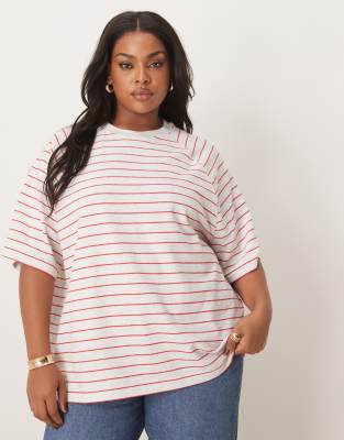 ASOS DESIGN Curve - Strukturiertes Vintage-T-Shirt in Eisgrau meliert mit Streifen in Rot