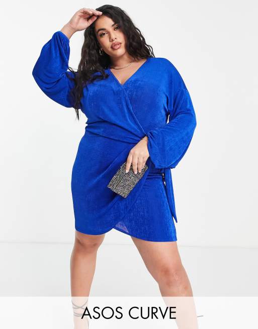 ASOS DESIGN Curve – Sukienka kopertowa z obszernymi rękawami z obcisłym mankietem w elektryzującym odcieniu niebieskiego