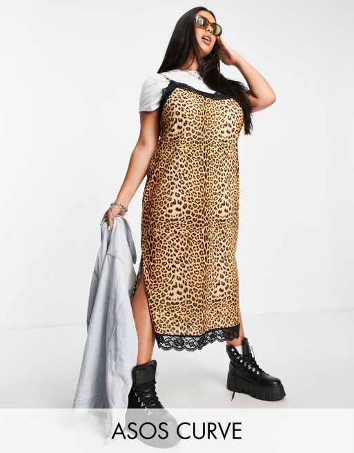 ASOS DESIGN Curve – Sukienka midi 2 w 1 na cienkich ramiączkach z białym T-shirtem we wzór w panterkę 