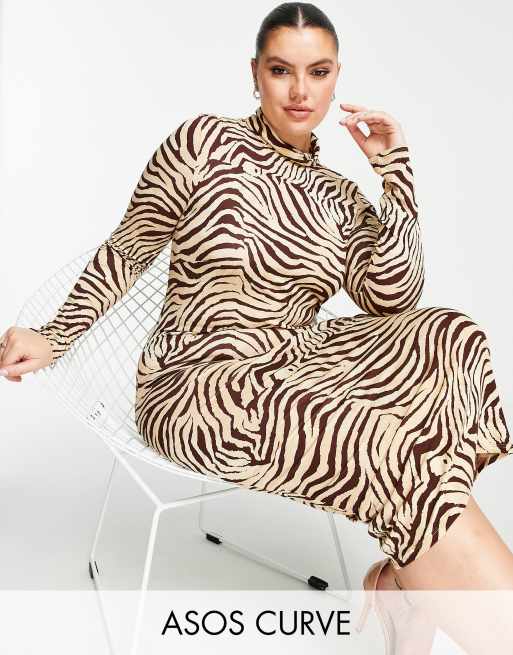 ASOS DESIGN Curve – Sukienka midi z golfem o prostym kroju w tygrysi wzór 