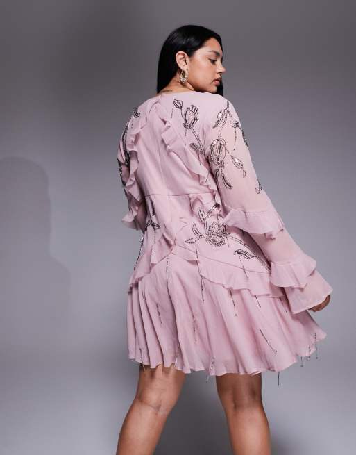 ASOS DESIGN Curve – Sukienka mini w zgaszonym różowym kolorze z odkrytymi plecami, falbankami z surowym wykończeniem i zdobienie, 4 z 4