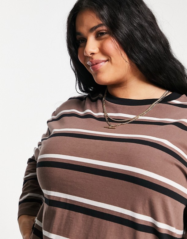  Super ASOS DESIGN Curve – Sukienka T-shirtowa oversize z długim rękawem w kolorze szarobrązowym w czarno-białe paski Szarobrązowy w paski