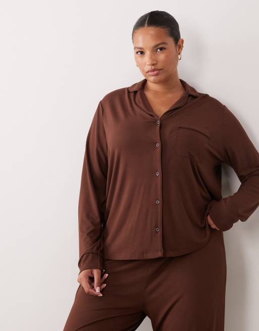 ASOS DESIGN Curve super soft long sleeve shirt & trouser pyjama set in chocolate, 2 of 4