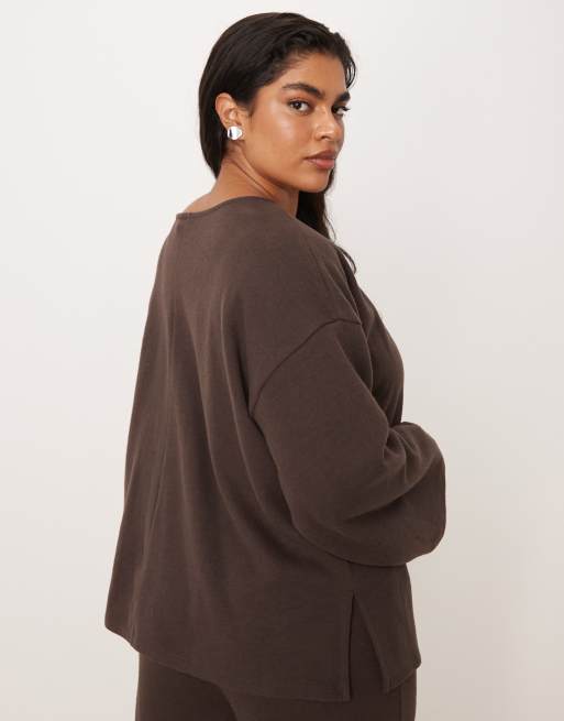 ASOS DESIGN Curve - Superblød chokoladefarvet trøje med vid v-hals - Del af sæt, 3 af 4
