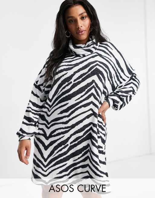 ASOS DESIGN Curve – Supermiękka sukienka dzianinowa mini w zebrę z długimi rękawami i odwijanym golfem