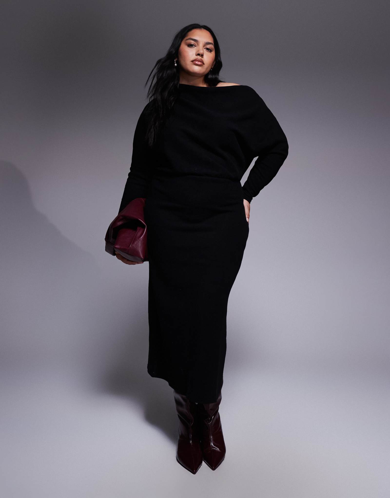Модель ASOS DESIGN Curve миди из суперсофта с длинным рукавом и спадающими плечами черного цвета