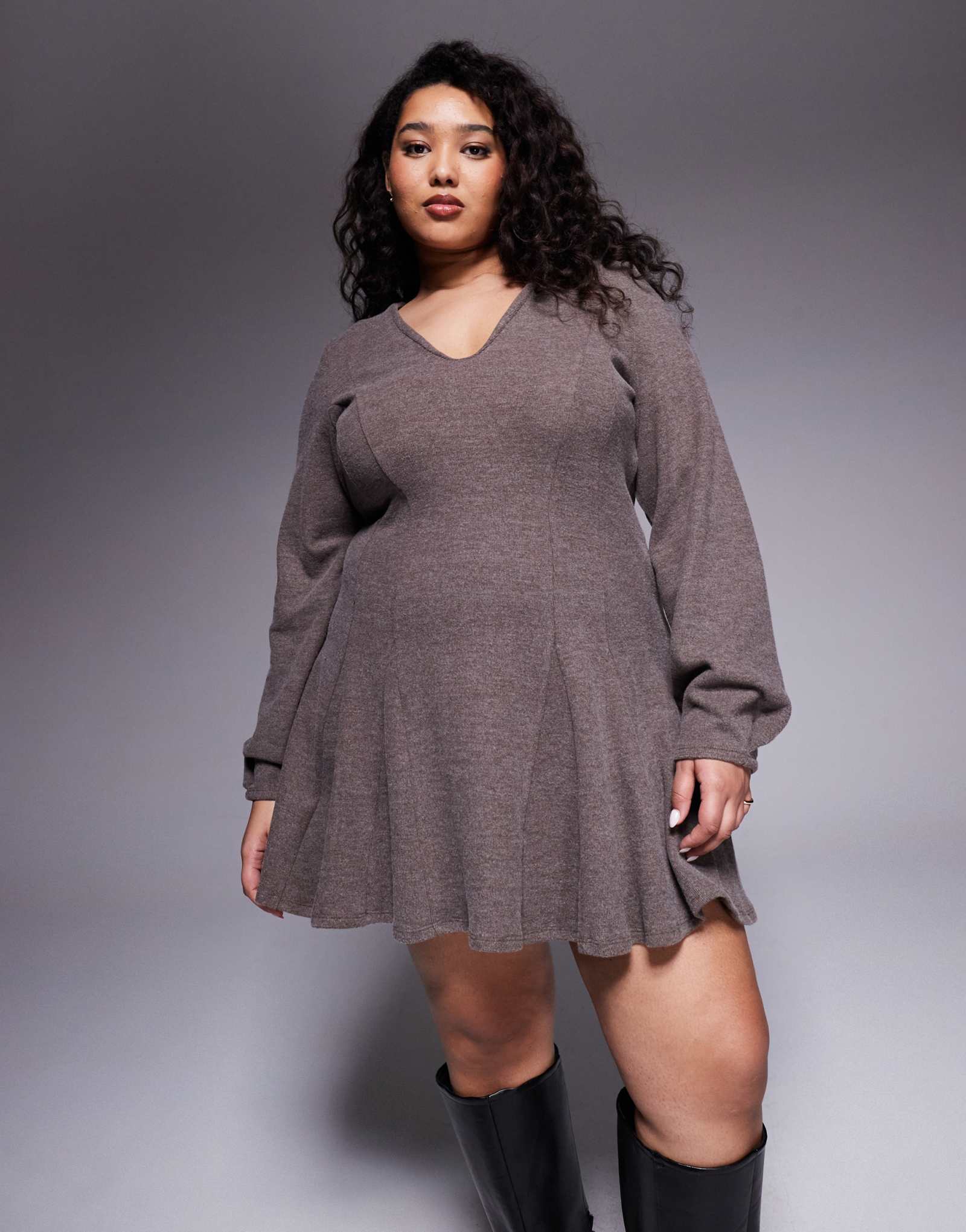 Облегающее мини-платье ASOS DESIGN Curve supersoft с V-образным вырезом спереди и расклешенными рукавами шоколадного цвета