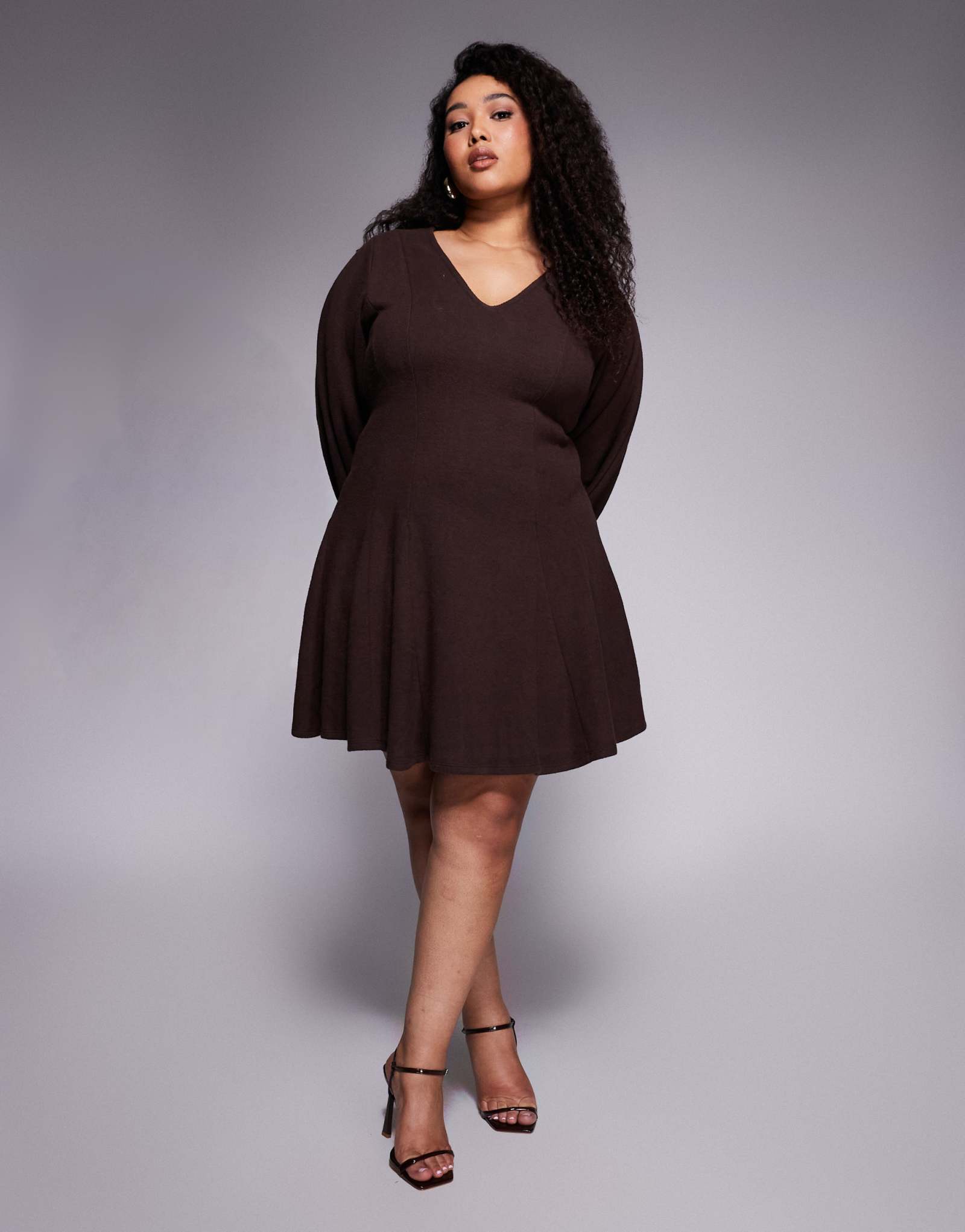 Облегающее мини-платье ASOS DESIGN Curve с V-образным вырезом и расклешенными швами шоколадного цвета