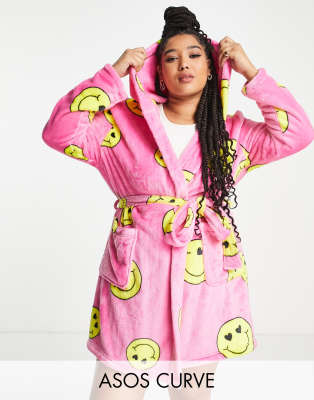 ASOS DESIGN Curve - Superweicher, kurzer Bademantel aus Fleece in Rosa mit Happy-Face-Motiv