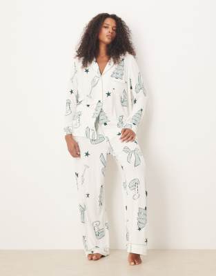 ASOS DESIGN Curve - Superweicher Pyjama aus langärmligem Hemd und Hose mit farblich abgesetzter Paspelierung und Weihnac...