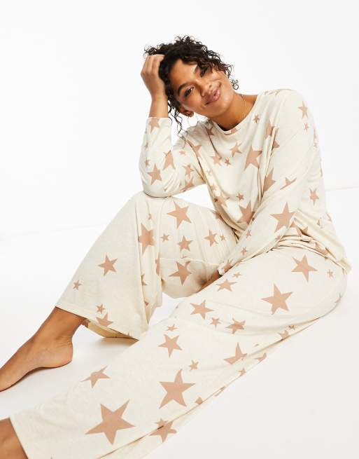 ASOS DESIGN Curve – Superweicher Pyjama aus langärmligem Oberteil und Hose in Cremeweiß mit Sternenmuster