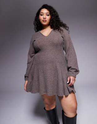 ASOS DESIGN Curve - Superweiches, ausgestelltes Minikleid in Schokobraun mit V-Ausschnitt-Brown