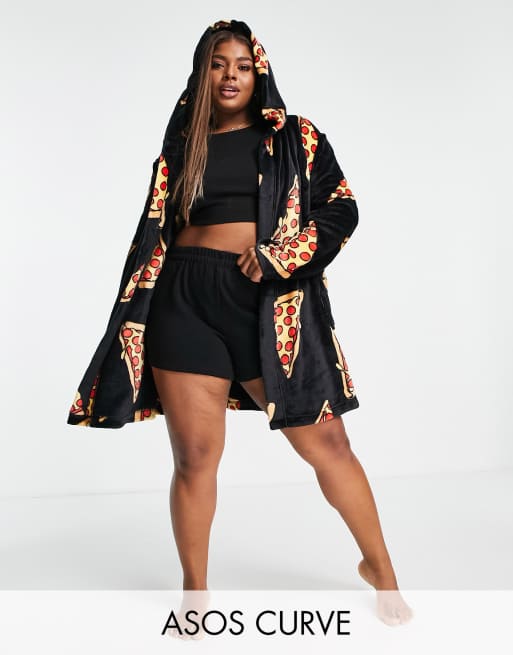 ASOS DESIGN Curve - Superzachte fleece badjas met pizzaprint in zwart