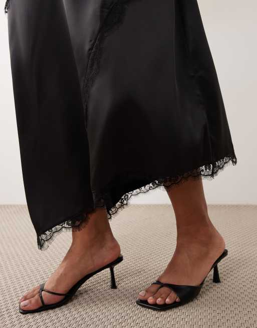 ASOS DESIGN Curve – Svart, asymmetrisk maxikjol i satin med spetsdetaljer, 4 av 5