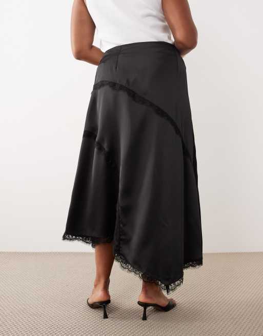 ASOS DESIGN Curve – Svart, asymmetrisk maxikjol i satin med spetsdetaljer, 5 av 5