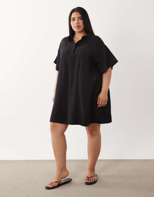 ASOS DESIGN Curve – Svart, avslappnad miniklänning i tech-material med korta ärmar, 2 av 4