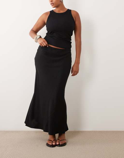 ASOS DESIGN Curve – Svart, diagonalskuren midaxikjol i linnetyg, 2 av 5