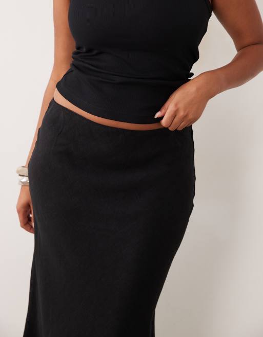ASOS DESIGN Curve – Svart, diagonalskuren midaxikjol i linnetyg, 3 av 5