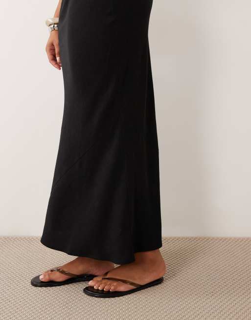 ASOS DESIGN Curve – Svart, diagonalskuren midaxikjol i linnetyg, 4 av 5