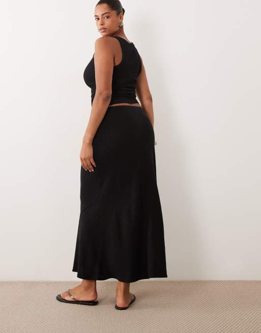 ASOS DESIGN Curve – Svart, diagonalskuren midaxikjol i linnetyg, 5 av 5