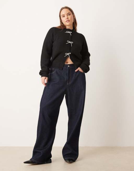 ASOS DESIGN Curve – Svart kofta med strassutsmyckad rosett, 2 av 4