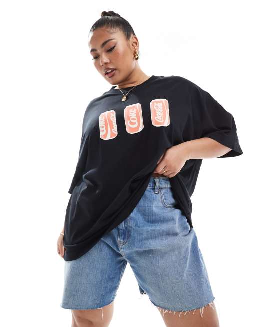 ASOS DESIGN Curve – Svart, kraftig t-shirt i oversize med licensierat Coca-Cola burkar-tryck