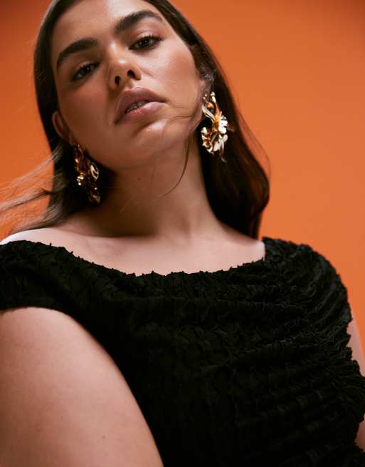 ASOS DESIGN Curve – Svart midiklänning med asymmetrisk ringning, textur och fransfåll, 4 av 4