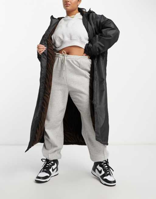 ASOS DESIGN Curve – Svart regnkappa med djurmönstrat teddyfoder