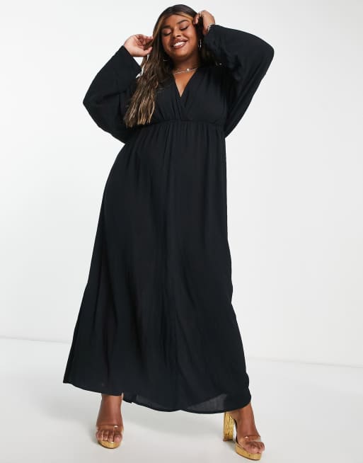 ASOS DESIGN Curve – Svart, ryschad maxi-strandklänning med långa ärmar och djup ringning , 2 av 4