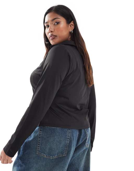 ASOS DESIGN Curve – Svart, silkig, figurnära skjorta med rynkning, 3 av 4
