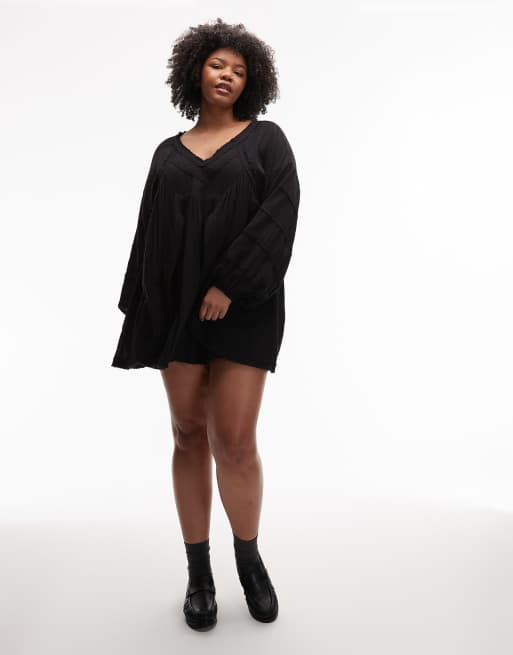 ASOS DESIGN Curve – Svart, tvättad miniklänning med v-ringning och smock, 2 av 4