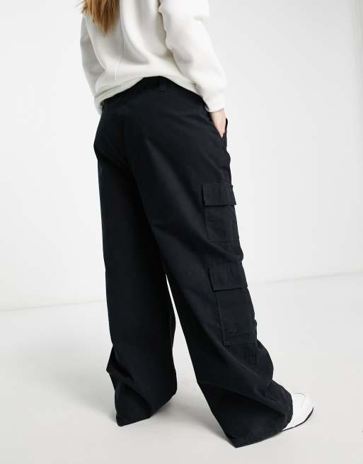 ASOS DESIGN Curve – Svarta cargobyxor i oversize med flera fickor, 2 av 4
