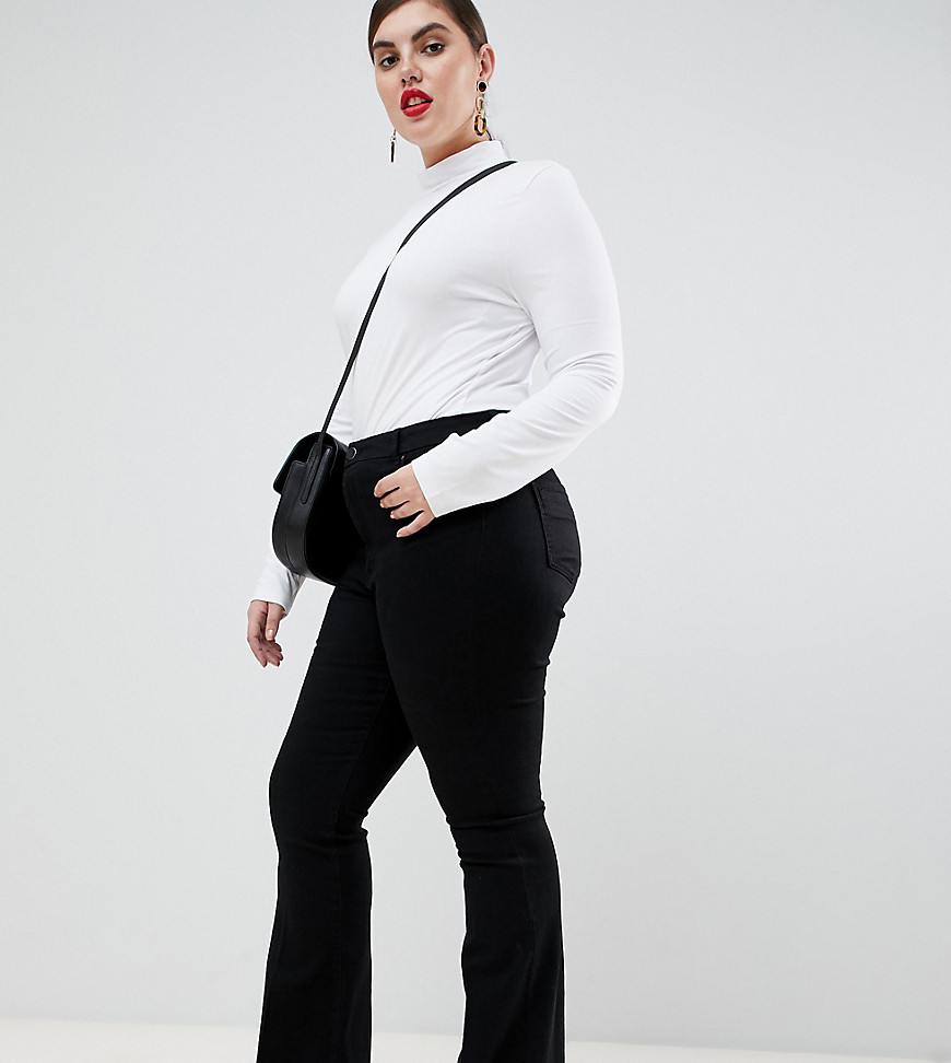 ASOS DESIGN – Curve – Svarta flare jeans med pressveck