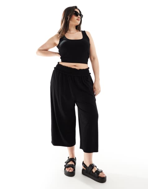 ASOS DESIGN Curve – Svarta korta culotte-byxor med smockad midja - view 1
