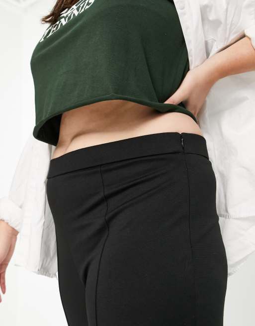 ASOS DESIGN Curve – Svarta peg-byxor i courtelle med stråveck, 3 av 4
