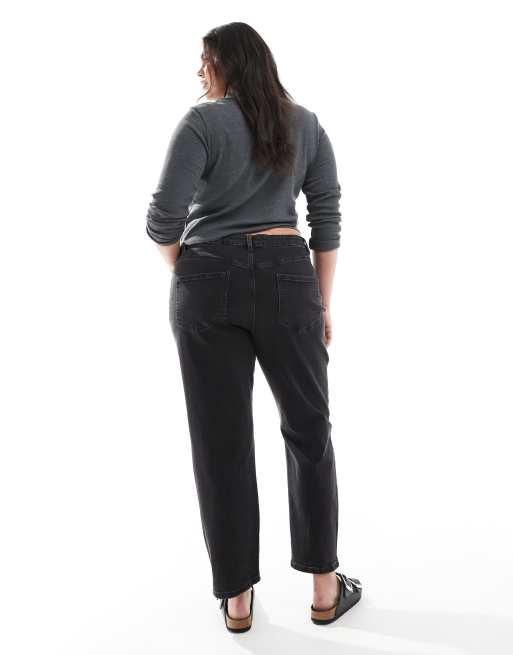 ASOS DESIGN Curve – Svarttvättade, bekväma mom jeans i smal passform, 2 av 5
