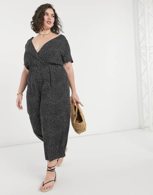 ASOS DESIGN Curve – Svartvit-prickig jumpsuit i omlottdesign med culotte-byxor, 4 av 4