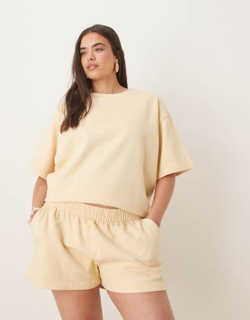 ASOS DESIGN Curve sweat shorts in buttermilk (part of a set), 2 of 5