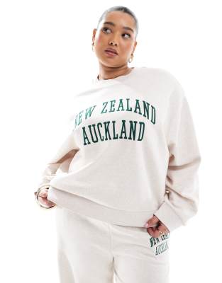 ASOS DESIGN Curve - Sweatshirt in meliertem Hellbeige mit „Auckland"-Stickerei-Braun