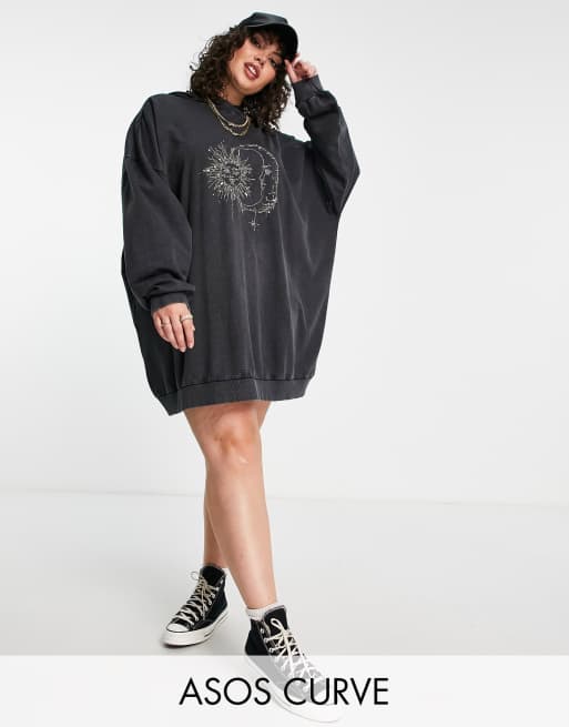 ASOS DESIGN Curve Sweatshirt Kleid in Schwarz mit Oversize Schnitt und mystischen Verzierungen