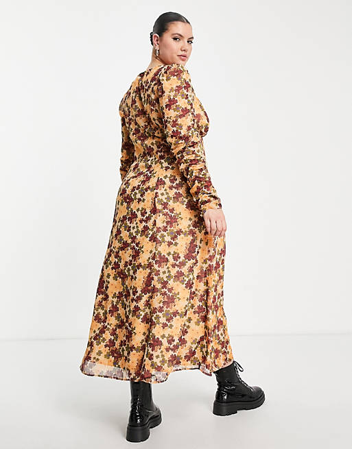 Women Curve sweetheart neck ruched midi tea dress in floral print 